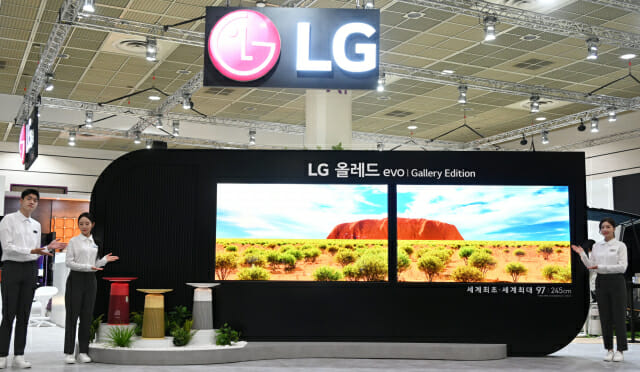 LG전자가 서울 삼성동 코엑스에서 열리는 한국전자전(KES 2022)에서 세계 최대 97형 올레드 에보 갤러리 에디션을 선보였다.(사진=LG전자)
