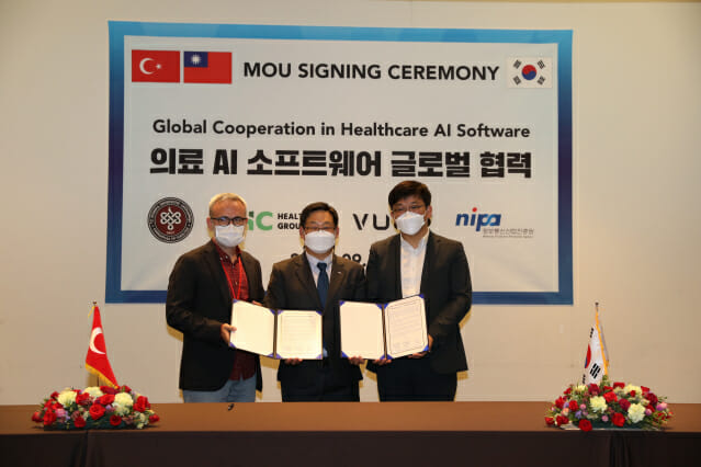 허성욱 NIPA 원장(가운데)과 뷰노 이예하 대표(맨 오른쪽)가 튀르키예 병원 관계자와 3자 협약을 맺고 있다.
