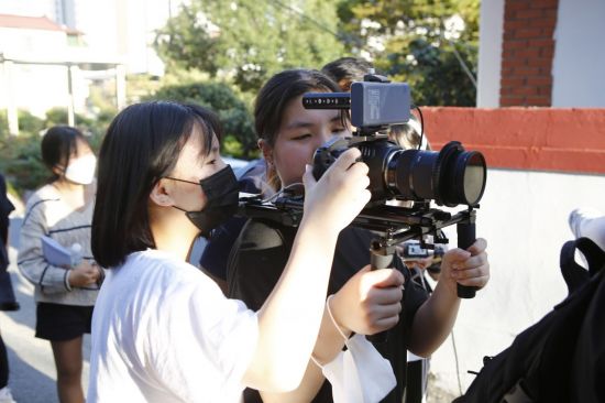 촬영 감독 윤수빈(왼쪽), 연출 감독 노현진 학생이 촬영된 화면을 확인하고 있다.