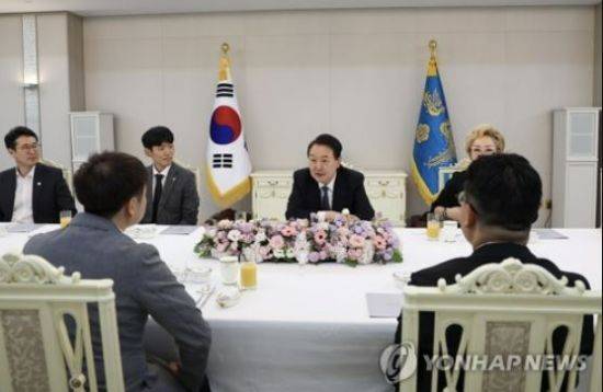 윤석열 대통령은 4일 서울 용산 대통령실 청사에서 한·미 스타트업 서밋과 K-브랜드 엑스포 참여 중소벤처기업인들과 오찬 간담회를 진행했다. /