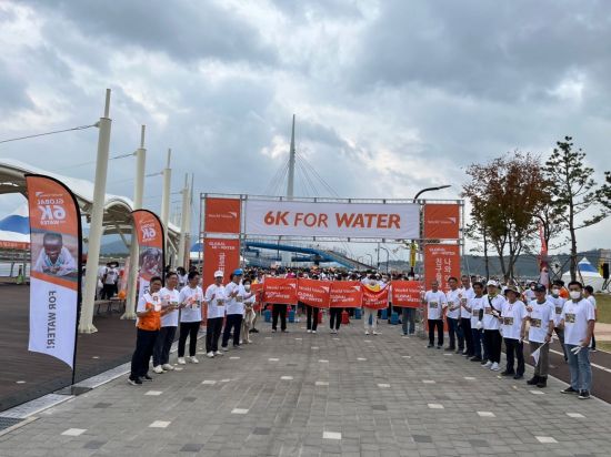글로벌 6K 포 워터 나눔 걷기대회 대회가 3일 경남 창원시 마산합포구 3·15해양누리공원에서 열렸다.