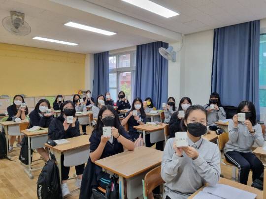 온양한올중학교 학생들이 나만의 한글컵 만들기를 한 뒤 완성된 컵을 들어보이고 있다. 사진=충남교육청 제공