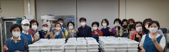 단양군 가곡면지역사회보장협의체가 소외된 어려운 이웃들을 위해 사랑의 물품을 준비하고 있다. 사진=단양군 제공.