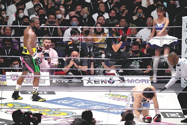 미국 복싱 스타 플로이드 메이웨더 주니어(왼쪽)가 지난달 25일 일본 사이타마에서 열린 일본 격투기 스타 아사쿠라 미쿠루와의 경기에서 상대를 다운시킨 뒤 바라보고 있다. 메이웨더가 2회 TKO로 이겼다. 사이타마=AP 뉴시스
