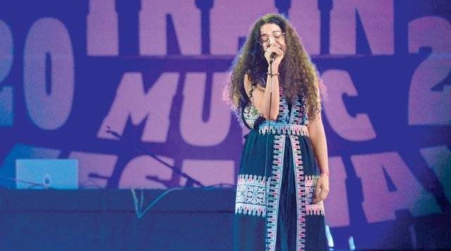 강원 철원에서 1일 열린 ‘DMZ 피스트레인 뮤직 페스티벌’에서 노래하는 팔레스타인 힙합 뮤지션 마키마쿡. 그는 “팔레스타인에서는 테러 등 치안이 불안해 페스티벌이 거의 열리지 않는다”며 “음악은 내게 숨 쉴 공간이며 치유의 과정”이라고 했다. DMZ 피스트레인 뮤직 페스티벌 제공