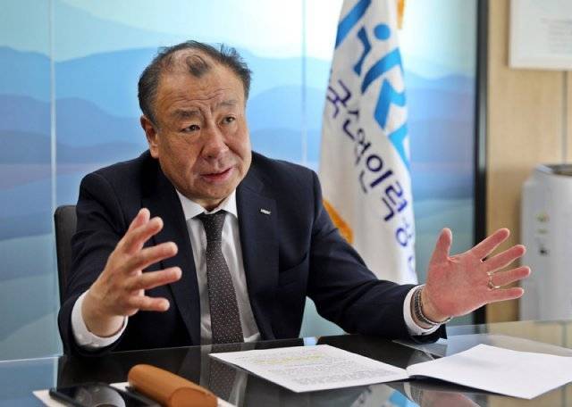 어수봉 한국산업인력공단 이사장이 서울 강남구 공단 서울강남지사에서 인터뷰를 하고 있다. 어 이사장은 “기능강국 한국의 위상을 
지키기 위해서는 숙련기술인에 대한 사회적 관심을 높여야 한다”고 강조했다. 경기 고양시 킨텍스에서는 9일부터 8개 직종의 
국제기능올림픽 대회가 열린다. 한국산업인력공단 제공