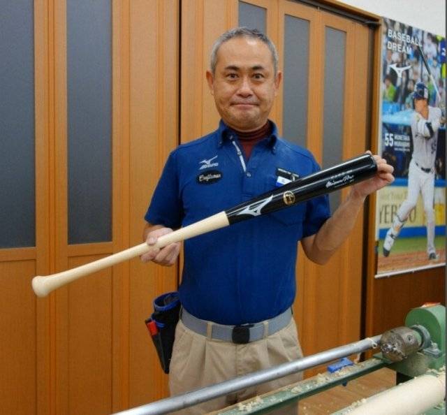 나와 타미오 씨가 일본 기후현 요로에 있는 미즈노 공장에서 자신이 만든 무라카미 무네타카의 방망이를 들어보이고 있다. 마이니치신문