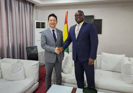 장성민 대통령실 미래전략기획관이 지난달 21일 기니 베르나르 구무 총리와 면담한 뒤 기념촬영을 하고 있다. 대통령실 제공