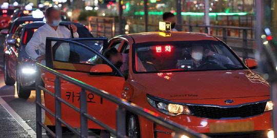 국토부가 심야택시 호출료는 인상하되 승차거부는 없앨 수 있는 '심야택시난 완화 대책'을 발표했다.



<사진=연합뉴스>