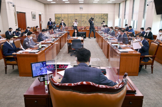 지난달 27일 국회에서 문화체육관광위원회 전체회의가 열리고 있다. 연합뉴스