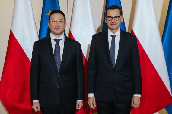 구광모 LG그룹 회장(왼쪽)이 3일(현지시간) 마테우슈 모라비에츠키 폴란드 총리를 예방해 '2030 부산세계박람회' 유치 지지 요청을 한 뒤 기념촬영을 하고 있다. LG 제공