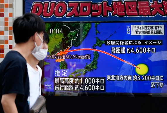 북한이 4일 일본 동쪽으로 중거리 탄도미사일(IRBM)을 발사했다. 북한이 발사한 미사일이 일본 상공을 통과한 것은 2017년 이후 5년 만으로, 일본 당국도 이 미사일이 일본 열도를 넘어 태평양에 떨어진 것으로 파악했다. IRBM은 사거리 3000∼5500㎞의 탄도미사일로, 5500㎞ 이상인 대륙간 탄도미사일(ICBM)보다는 짧지만 준중거리 탄도미사일(MRBM)보다 사거리가 길다. 이날 북한의 미사일 발사 속보를 전하는 일본 도쿄 시내의 대형 스크린 앞으로 시민들이 걸어가고 있다. EPA연합뉴스