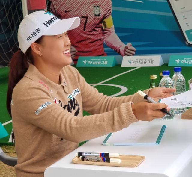 이민지가 2일 인천 베어즈베스트 청라 골프클럽에서 밝은 미소로 팬에게 사인을 해주고 있다. 김지섭 기자