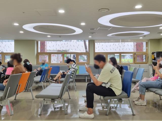 서울 서대문구에 위치한 세브란스 어린이병원에서 부모와 아이들이 진료 대기 중이다. 최나실 기자