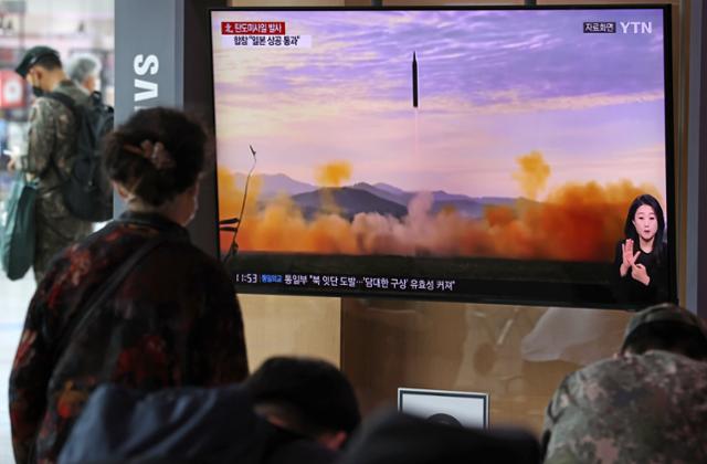 4일 오후 서울 중구 서울역 대합실에서 시민들이 북한의 미사일 발사 관련 뉴스를 시청하고 있다. 뉴시스