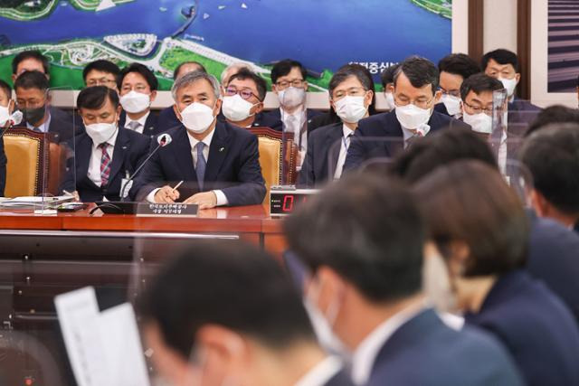 이정관 한국토지주택공사 사장 직무대행이 4일 서울 여의도 국회에서 열린 국토교통위원회의 한국토지주택공사, 국토안전관리원, 주택관리공단, 건설기술교육원에 대한 국정감사에서 의원 질의에 답변하고 있다. 뉴시스