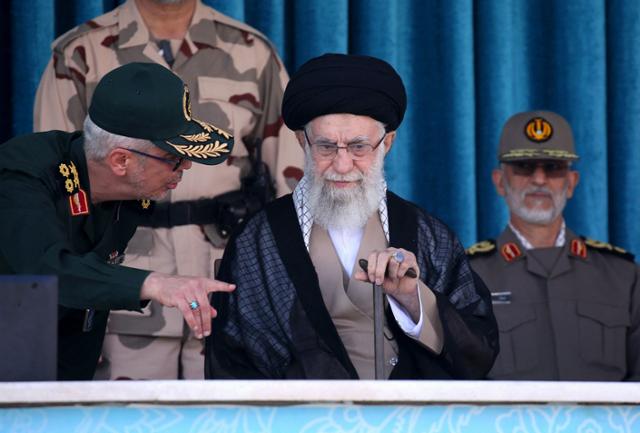 아야톨라 세예드 알리 하메네이(가운데) 이란 최고지도자가 3일 수도 테헤란에서 군 사관학교 합동 졸업식에 참석하고 있다. 테헤란=AFP 연합뉴스