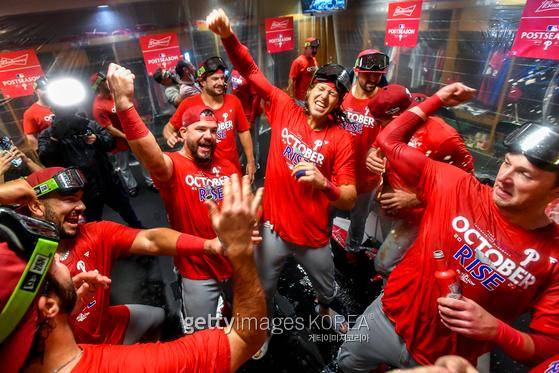 포스트시즌 진출 확정 뒤 기쁨을 만끽하고 있는 필라델피아 필리스 선수단. 게티이미지