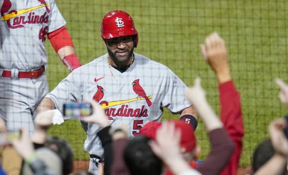 올 시즌 종료 후 선수 은퇴하는 MLB 세인트루이스 앨버트 푸홀스가 4일(한국시간) 열린 피츠버그와 원정 경기 도중 선제 2점 홈런(시즌 24호, 개인 통산 703호)을 친 뒤 더그아웃으로 들어오고있다. [사진=뉴시스]