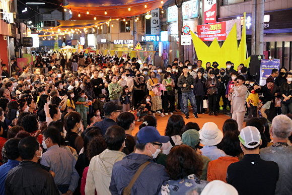 지난 3일 안동 원대심 일대서 열린 안동탈춤축제장에 많은 시민들이 참가하고 있다. [사진=안동시]