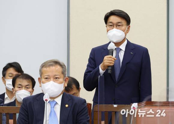 4일 서울 여의도 국회 행정안전위원회에서 열린 행정안전부·인사혁신처·공무원연금공단에 대한 국정감사에서 증인으로 출석한 최정우 포스코그룹 회장이 의원 질의에 답변하고 있다. [사진=김성진 기자]