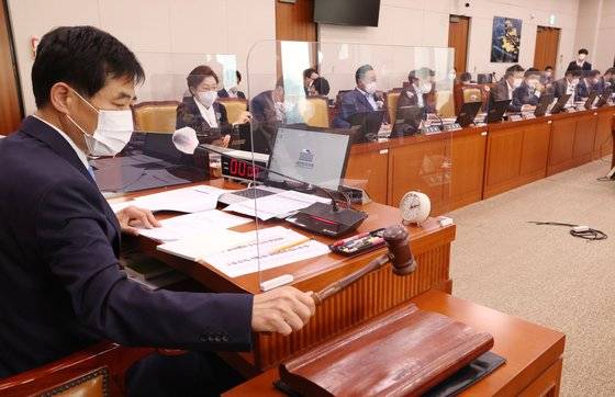 국회 국토교통위원회는 28일 전체회의를 열고 2022년도 국정감사 증인 등 추가 출석요구의 건 등을 논의했다. 김민기 위원장이 의사봉을 두드리고 있다. 김경록 기자