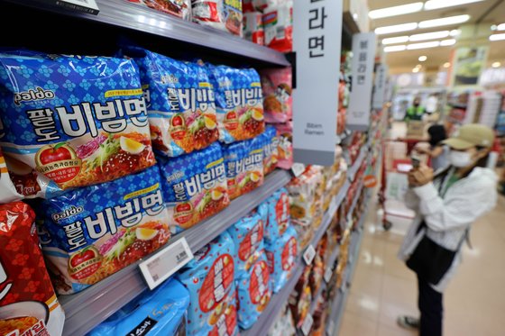 지난 2일 서울의 한 대형마트 매대에 팔도 비빔면이 진열되어 있다. 뉴스1