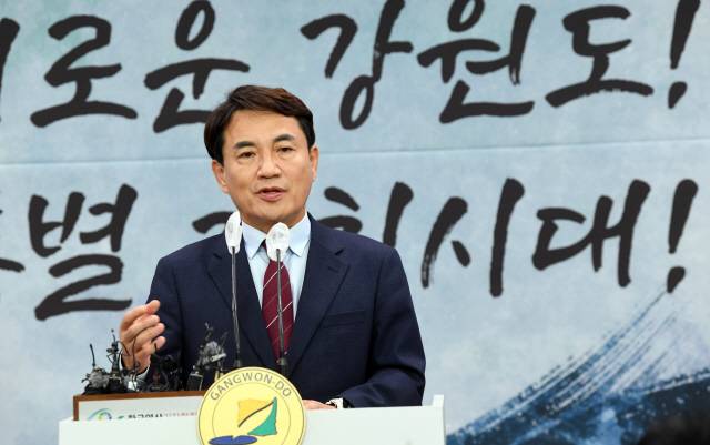 ▲ 김진태 도지사는 28일 도청 브리핑룸에서 기자회견을 갖고 “GJC가 BNK투자증권으로부터 빌린 2050억원을 대신 갚는 사태를 방지하고자 중도개발공사에 대해 회생 신청을 하기로 했다”고 밝혔다 [강원도민일보 자료사진]