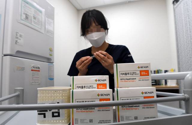 ▲ 코로나19 장기화와 사회적 거리두기 해제로 올해 가을·겨울철 인플루엔자와 코로나19의 동시유행에 대한 우려의 목소리가 나오고 있다. 한국건강관리협회 도지부에서 간호사가 독감예방접종 전 약품을 살펴보고 있다. [강원도민일보 자료사진]