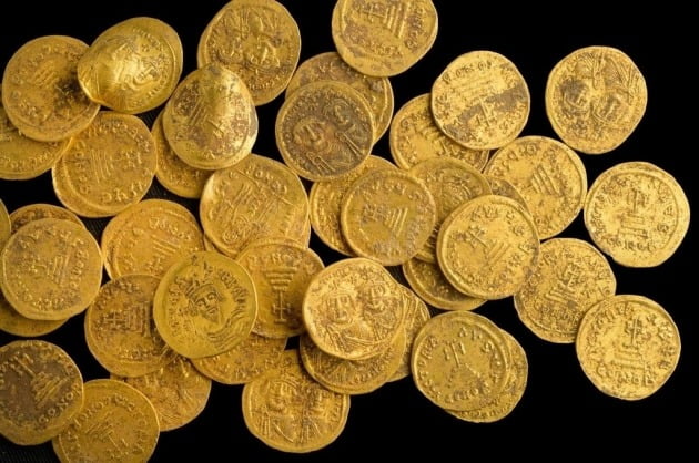 이스라엘 유적지에서 발굴된 동로마제국 시대의 금화들. /사진=연합뉴스