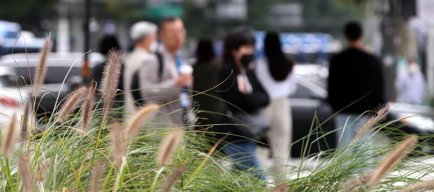 비가 그친 뒤 쌀쌀한 날씨를 보인 4일 오전 서울 광화문네거리 인근에서 시민들이 출근길 발걸음을 재촉하고 있다. 사진=뉴스1