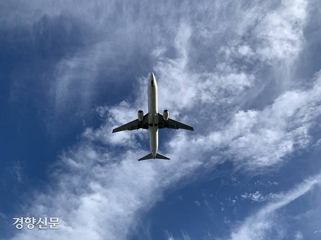 지난 9월 26일 한 비행기가 김포공항에 착륙하기 위해 바퀴를 펴면서 날아가고 있다. 주영재 기자