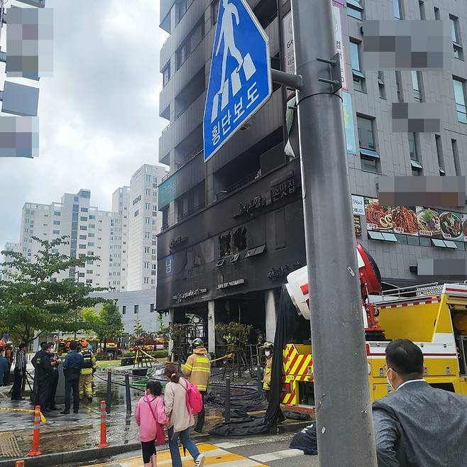 세종시 보람동의 한 상가건물에 4일 오전 10시1분쯤 불이 나 외벽이 그을려진 모습. 독자 제공