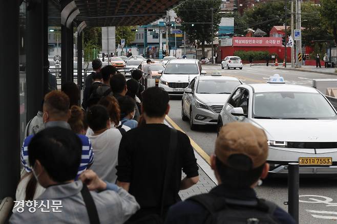 기다림 줄어들까 국토교통부가 심야택시난 완화 대책을 발표한 4일 서울역 인근 택시 승강장에서 시민들이 택시를 기다리고 있다. 문재원 기자 mjw@kyunghyang.com