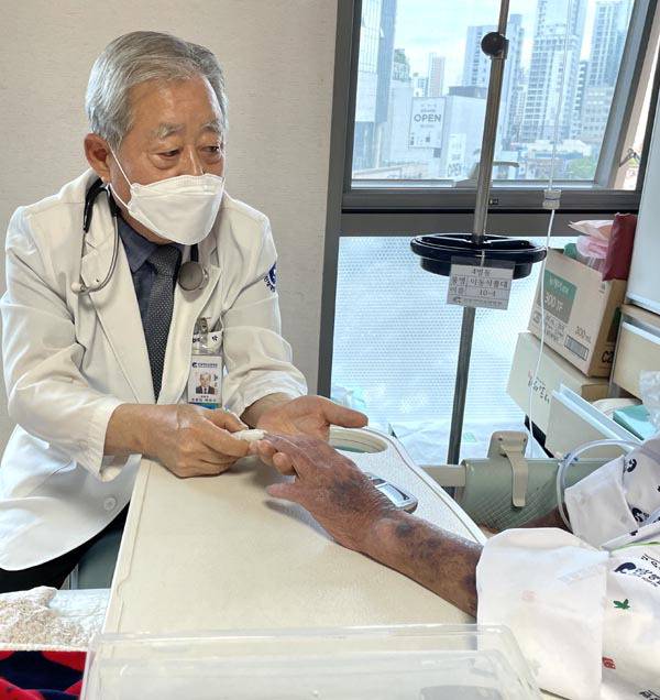 고령자에게 빈발하는 당뇨병은 국내 65세 이상의 유병률이 30%를 넘는 데다, 전체 진료 환자 수도 지속적으로 증가하는 추세다. 인창대연요양병원에서 박순규 병원장이 입원 환자의 혈당을 측정기로 체크하고 있다.