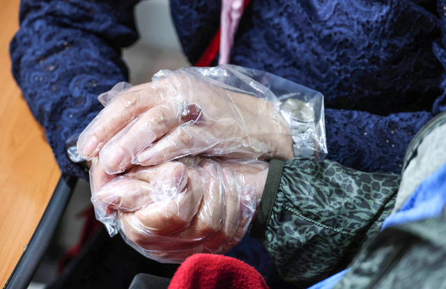 요양병원 내 대면 면회가 재개된 4일 서울 마포구 시립서부노인전문요양센터에서 입소자와 가족이 손을 꼭 붙잡고 있다. 뉴시스