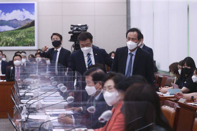 4일 오후 국회 외교통일위원회에서 열린 외교부·한국국제협력단·한국국제교류재단·재외동포재단·한·아프리카재단에 대한 국정감사에서 더불어민주당 의원들이 동영상 상영에 대해 간사 합의 방침을 내린 윤재옥 위원장에게 항의하고 있다. 연합뉴스