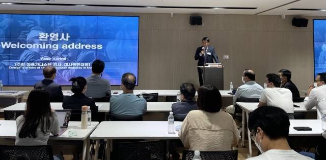 야시르 카리미 주한 아프간 대사관 영사 겸 대사대리가 1일 서울 용산구 서울시공익활동공간에서 재한아프가니스탄커뮤니티 주최로 열린 ‘아프간&코리안 커뮤니티 컨설테이션’에서 인사말을 하고 있다.