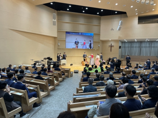 기독교한국침례회기 4일 경기도 안성 함께하는교회에서 78대 의장단의 이·취임 감사예배를 드리고 있다. 안성=서윤경 기자