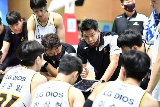 3일 안양 KGC인삼공사 전에서 작전 지시를 내리는 LG 조상현 감독.[KBL 제공]
