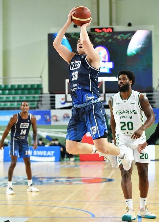4일 DB와 경기에서 슛을 던지는 KCC 이승현[KBL 제공]