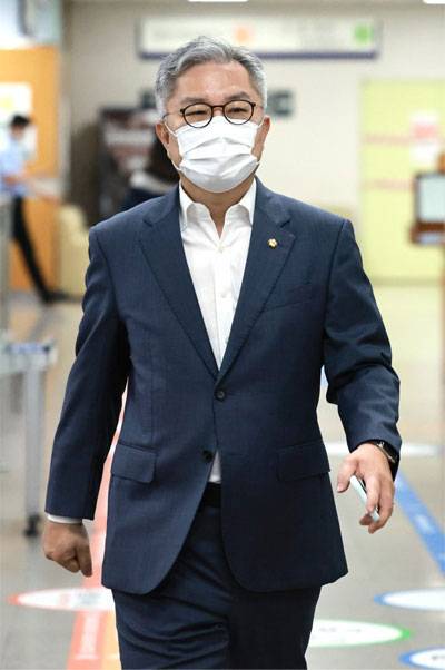 이동재 전 채널A 기자의 명예를 훼손한 혐의로 기소된 더불어민주당 최강욱 의원이 4일 서울 서초구 중앙지방법원에서 열린 1심 선고 공판에 출석하고 있다. 이날 법원은 "비방 목적이 있었다는 증명이 없다"며 최 의원에 대해 무죄를 선고했다. [출처 = 연합뉴스]