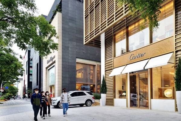 4일 서울 강남구 청담동 명품 거리를 행인들이 걷고 있다. 명품 브랜드 매장과 고급 식당이 밀집해 있는 청담동은 코로나19 이후 명품 업계 활황에 힘입어 젊은 세대가 몰리는 상권으로 화려하게 부활했다. [이승환 기자]