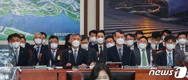 (서울=뉴스1) 유승관 기자 = 서종균 주택관리공단 사장(앞줄 왼쪽부터)과 이정관 한국토지주택공사 사장직무대행, 김일환 국토안전관리원 원장, 박민우 건설기술교육원 원장이 4일 서울 여의도 국회에서 열린 국토교통위원회의 한국토지주택공사, 국토안전관리원, 주택관리공단, 건설기술교육원에 대한 국정감사에 출석해 있다. (공동취재) 2022.10.4/뉴스1  Copyright (C) 뉴스1. All rights reserved. 무단 전재 및 재배포 금지.
