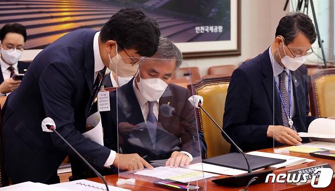 (서울=뉴스1) 유승관 기자 = 이정관 한국토지주택공사(LH) 사장 직무대행이 4일 서울 여의도 국회에서 열린 국토교통위원회 국정감사에 출석해 자료를 살피고 있다. (공동취재) 2022.10.4/뉴스1  Copyright (C) 뉴스1. All rights reserved. 무단 전재 및 재배포 금지.