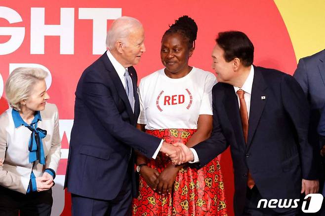 (AFP=뉴스1) = 윤석열 대통령과 조 바이든 미국 대통령이 21일(현지시간) 미국 뉴욕의 한 빌딩에서 열린 '글로벌펀드 제7차 재정공약회의'에서 악수를 하고 있다. ⓒ AFP=뉴스1  Copyright (C) 뉴스1. All rights reserved. 무단 전재 및 재배포 금지.