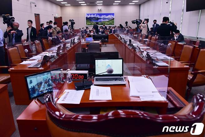 (서울=뉴스1) 유승관 기자 = 4일 서울 여의도 국회에서 열린 외교통일위원회 국정감사에서 여야 의원들이 박진 외교부 장관의 출석을 두고 대립하며 회의가 정회되자 자리에서 일어나고 있다. (공동취재) 2022.10.4/뉴스1 Copyright (C) 뉴스1. All rights reserved. 무단 전재 및 재배포 금지.