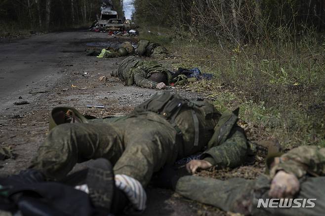 [AP/뉴시스] 우크라군이 탈환한 지 이틀이 지난 3일 리만 거리에 죽은 러시아 병사 시신이 그대로 놓여있다. 가끔 개와 고양이가 시신을 뜯어먹는 광경이 목격되었다.