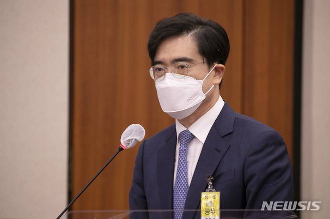 [서울=뉴시스] 김선웅 기자 = 공영운 현대자동차 사장이 4일 오후 서울 여의도 국회에서 열린 산업통상자원중소벤처기업위원회 국정감사에서 증인으로 출석해 의원들의 질의에 답을 하고 있다. (공동취재사진) 2022.10.04. photo@newsis.com