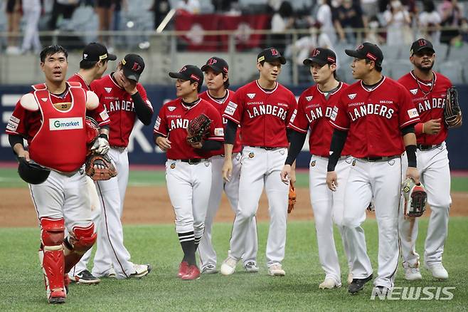 [서울=뉴시스] 조성우 기자 = 21일 오후 서울 구로구 고척스카이돔에서 열린 2022 KBO리그 SSG 랜더스와 키움 히어로즈의 경기, SSG 선수들이 키움에 6-1 승리를 거둔 뒤 기뻐하고 있다. 2022.08.21. xconfind@newsis.com